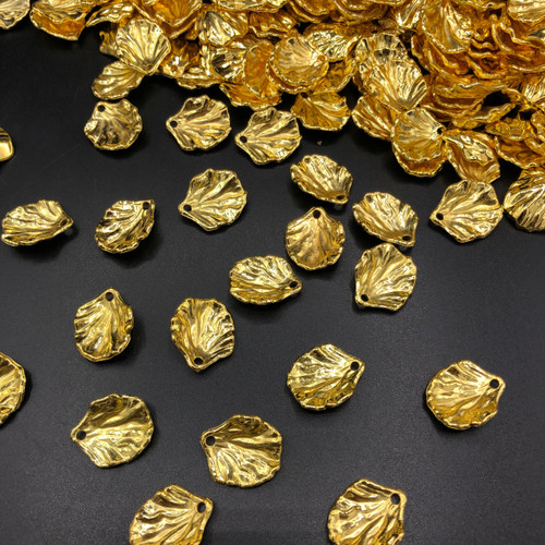 آویز برگ طلایی و صدفی